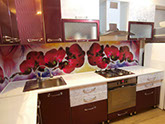 оригинальный стеклянный кухонный фартук (фото в интерьере) на кухне "Бордовые орхидеи"