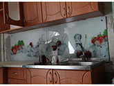 стеклянный кухонный фартук с фотпечатью "Ягоды со льдом" (оригинальное фото в интерьере)